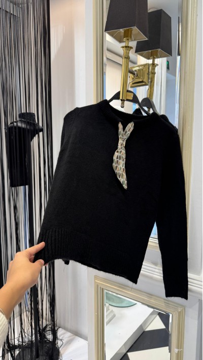 Siyah Fularlı Kazak