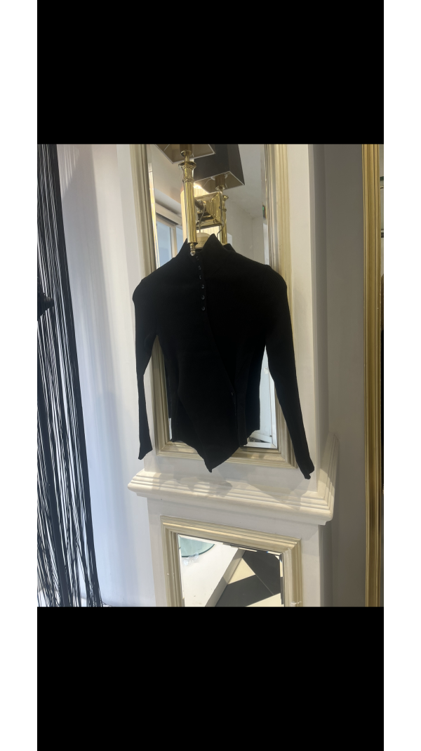 Siyah Düğme Detay Bluz