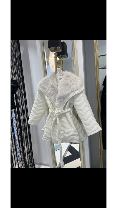 Kürk Detay Beyaz Kapitone Mont
