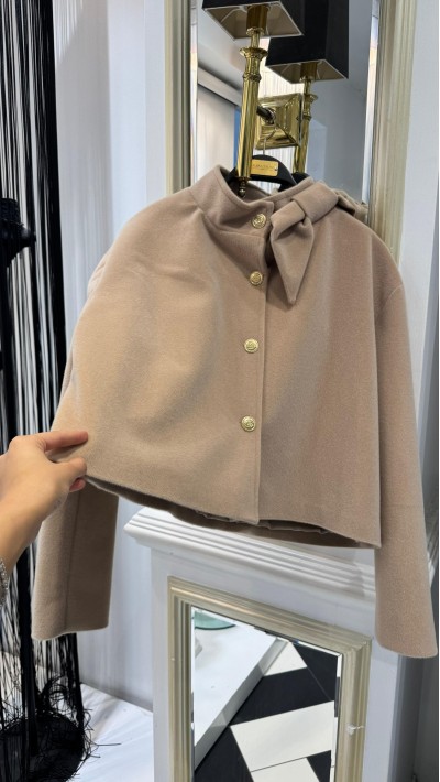 Fiyonk Yaka Krem Mont