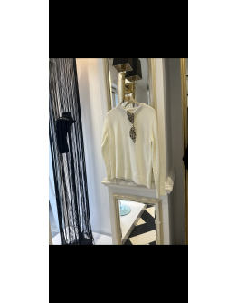 Beyaz Fularlı Kazak